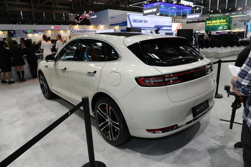 问界_问界M5中东版首发亮相_问界M9中东版设计语言