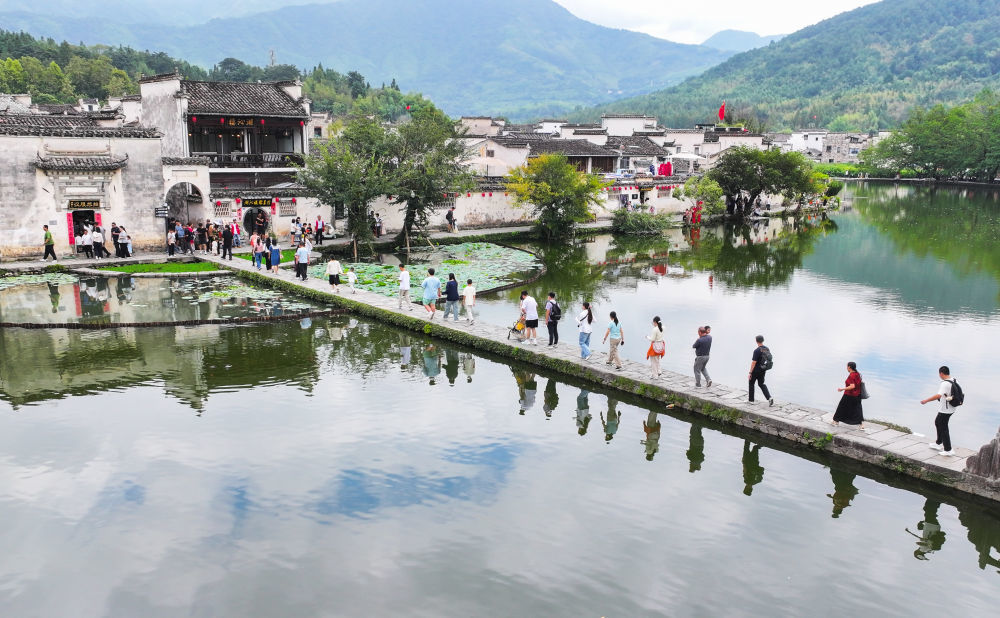 10月1日,游客在安徽黄山宏村游玩(无人机照片)。新华社记者 杜宇 摄