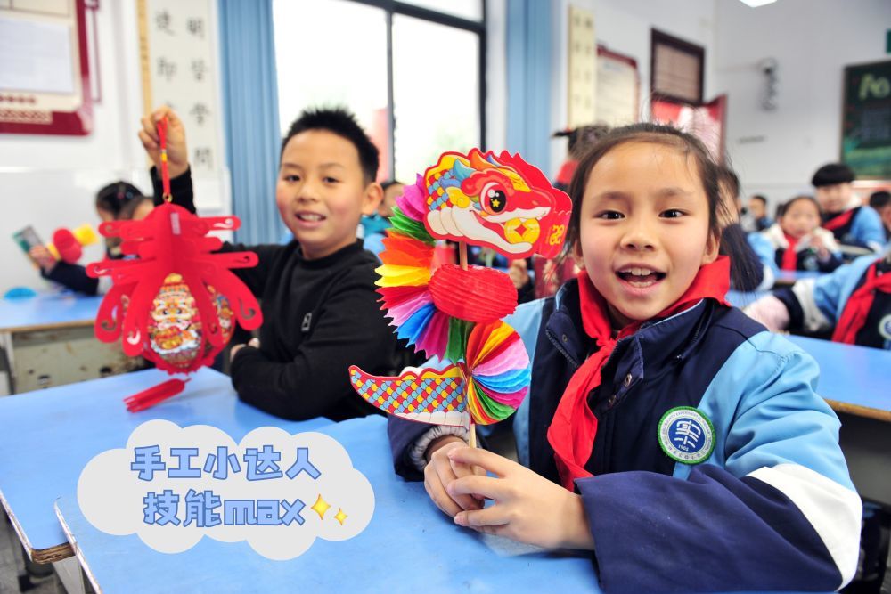 2月13日，湖北省宜昌市秭归县实验小学学生在“开学第一课”上展示自己寒假期间精心创作的手工作品。新华社发（王辉富 摄）