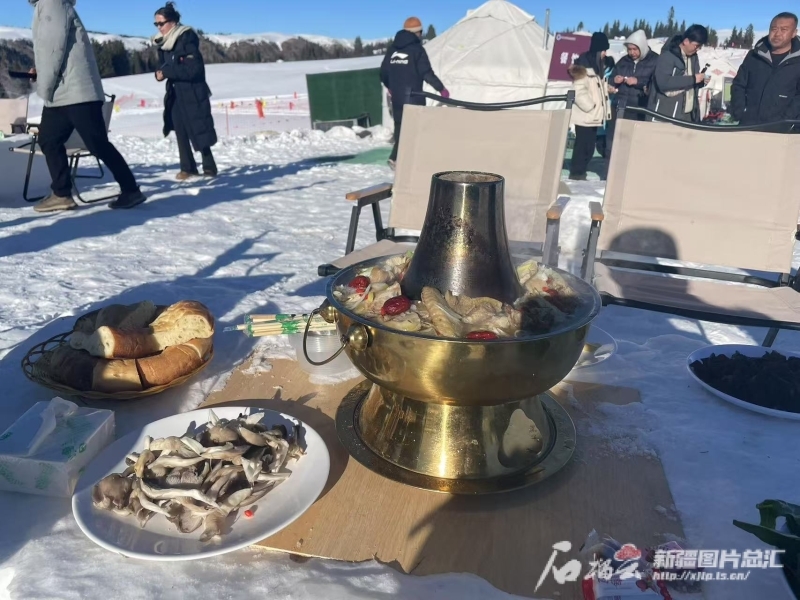 特克斯县阿克塔斯姑娘峰景区雪地火锅。石榴云/新疆日报记者 姚刚摄