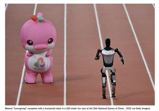 《洛杉矶时报》网站报道截图。图为中国第十五届全国运动会上,吉祥物“乐融融”与人形机器人进行“百米赛跑”。
