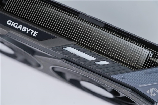 巧妙滑块设计!技嘉RTX 5060 Ti GAMING OC 16GB魔鹰图赏