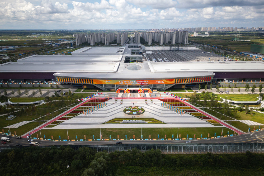 这是2025年8月26日拍摄的第十五届中国—东北亚博览会展馆外景(无人机照片)。新华社记者 许畅 摄