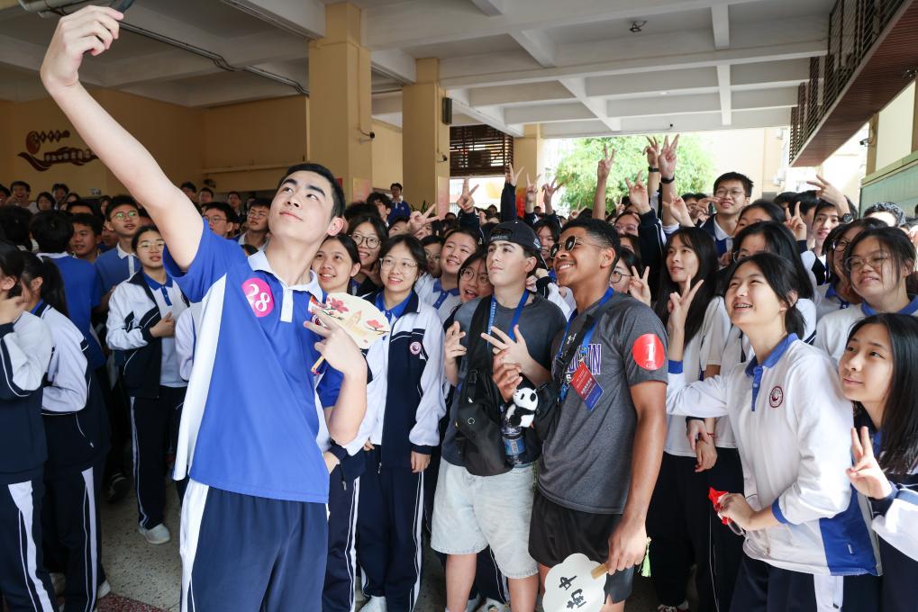 4月16日,在深圳南头中学,中美学生一起自拍留念。新华社记者梁旭摄