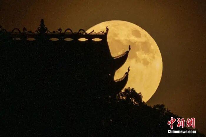 “超级月亮”从重庆老君洞上空缓缓升起。 (资料图)何蓬磊 摄