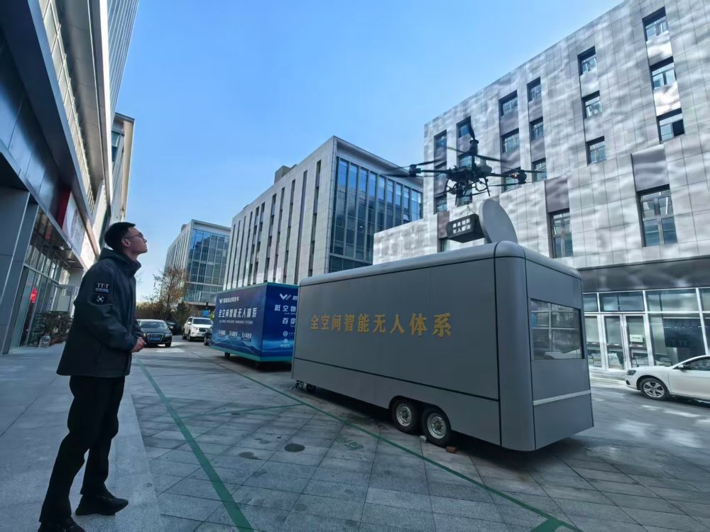 10月30日,吉林省通途创新智能科技有限公司工作人员正在开展无人机物流配送工作。新华社记者王帆 摄