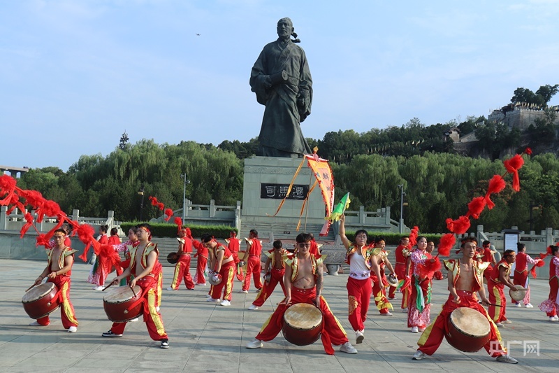 司马迁雕塑前的行鼓表演(央广网发 实习记者苏睿楠 摄)