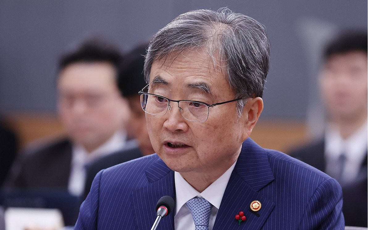 19日,赵显在外交部大楼参加会议 图源:韩媒