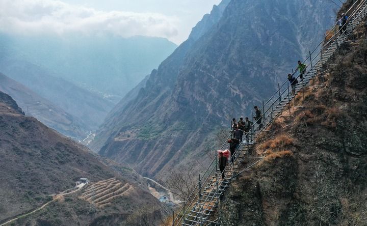 四川省昭觉县阿土列尔村（悬崖村旧称）村民沿着悬崖钢梯下山（2020年5月13日摄，无人机照片）。新华社记者 王曦 摄