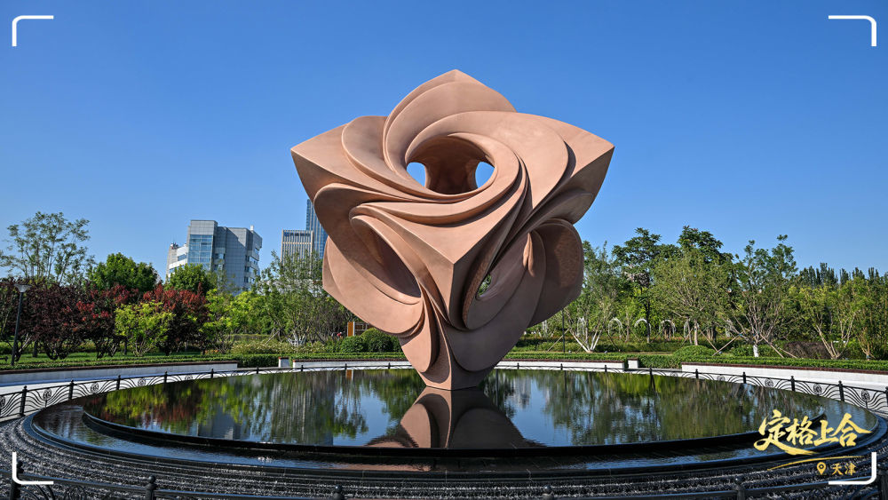 天津市河西区一街角公园拍摄的“友谊之花”雕塑。