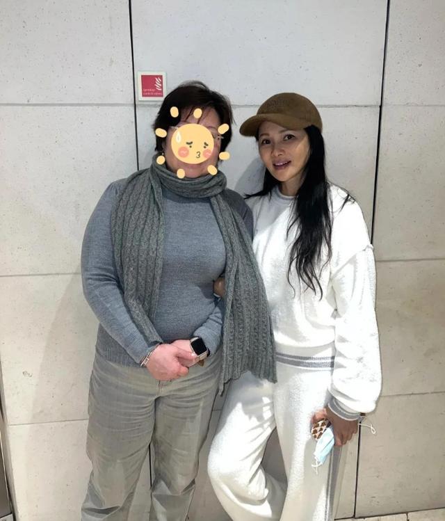 57岁伊能静英国被偶遇!五一带婆婆女儿度假,素颜皮肤好未见秦昊