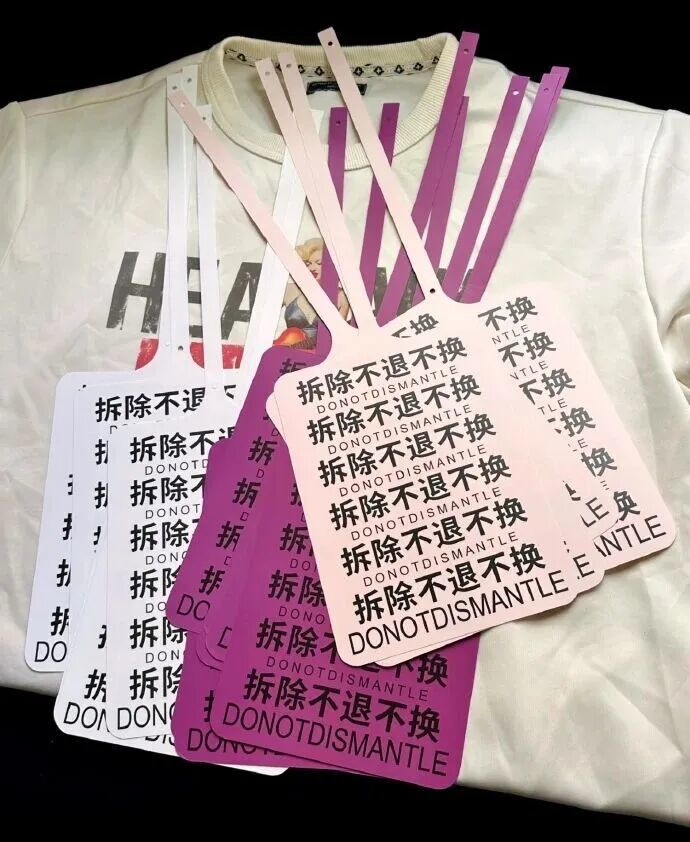 衣服的吊牌被做成A4纸大小。图片源自网友截图