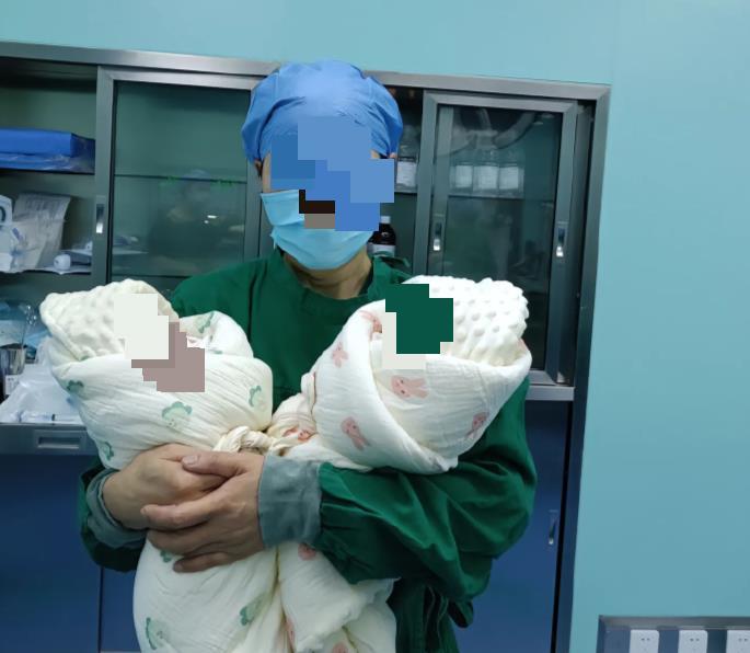 此前,邵医生在自己账号发视频,为自己接生到的一对龙凤胎而开心