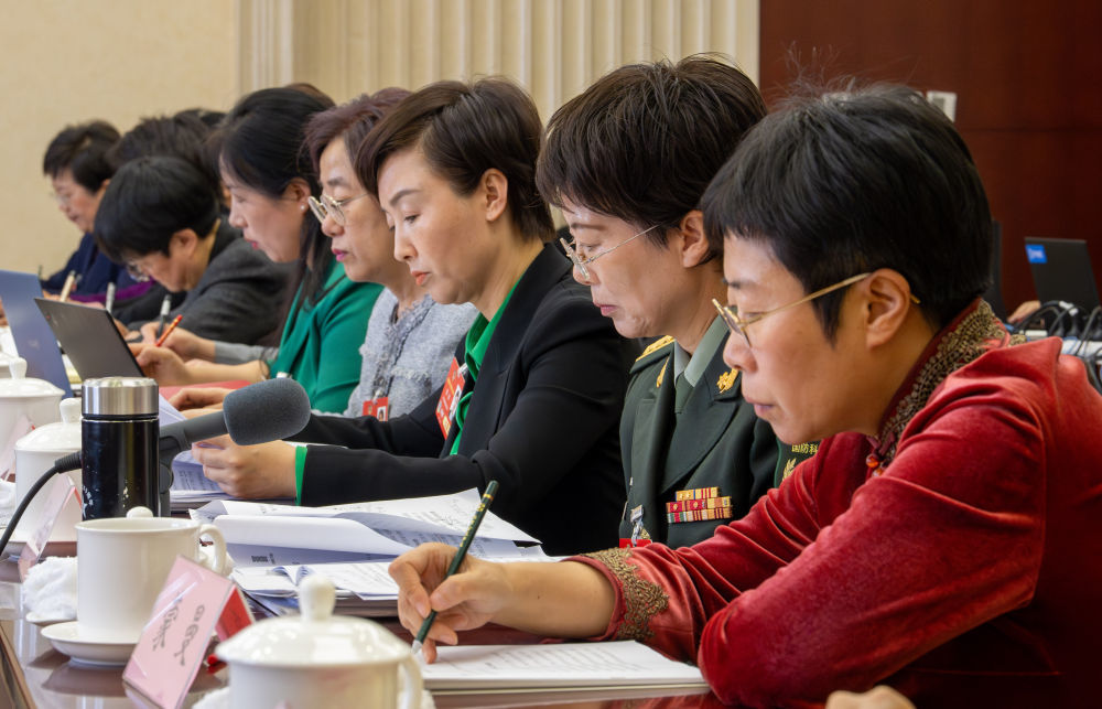 2025年3月6日,出席全国政协十四届三次会议的妇联界委员进行小组讨论。政协全国委员会以及地方委员会中,女委员比例呈增长态势。从第十四届以来,全国政协女委员提出提案4282件,占提案总数的26.6%。