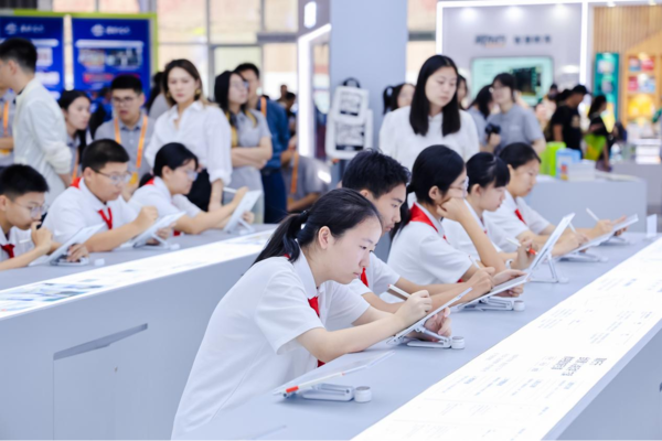 来自北京的学生通过墨水屏智能终端小猿学练机上了一堂“新时代”的课程