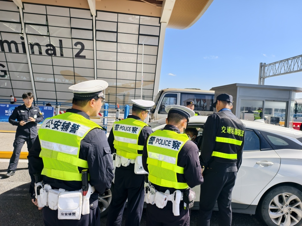 现场交通执法人员开展执法检查 上海市公安局交管总队供图