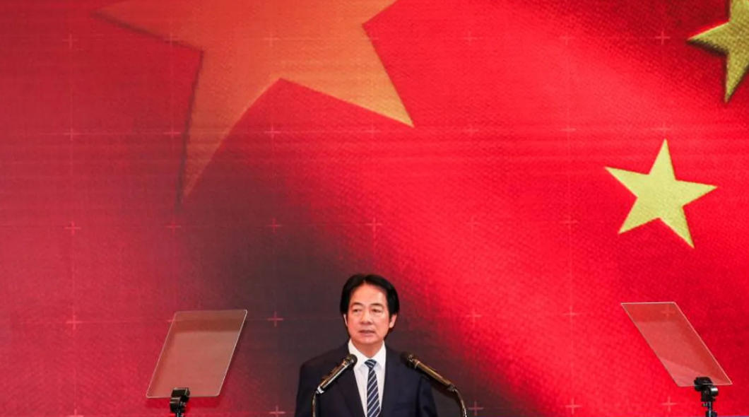 赖清德在五星红旗背景下鼓噪大陆“威胁”。(图片取自网络)
