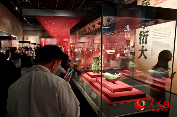 5月20日,观众正在参观“看·见殷商”展览。人民网记者 韦衍行摄