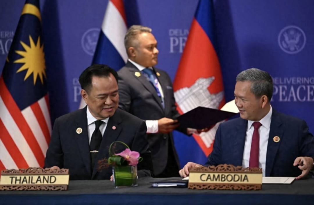 阿努廷(左)、洪玛奈(右)在马来西亚签署联合声明