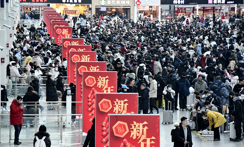2025年2月4日，旅客在北京南站候车。新华社 图