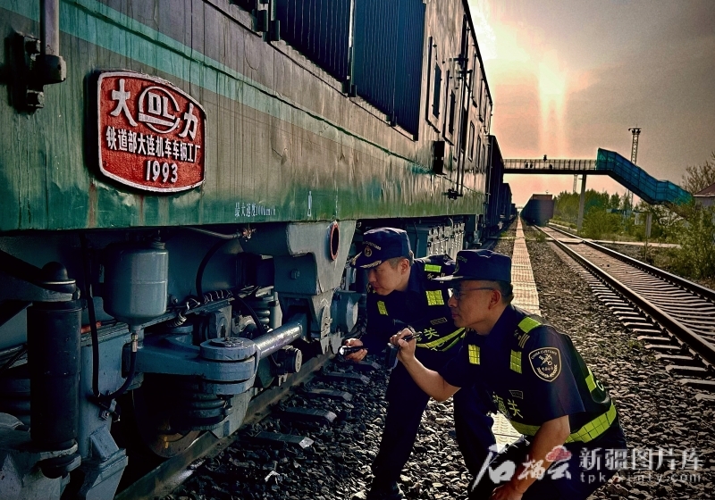 5月3日,霍尔果斯海关关员对列车进行检查。再努拉·阿扎提摄