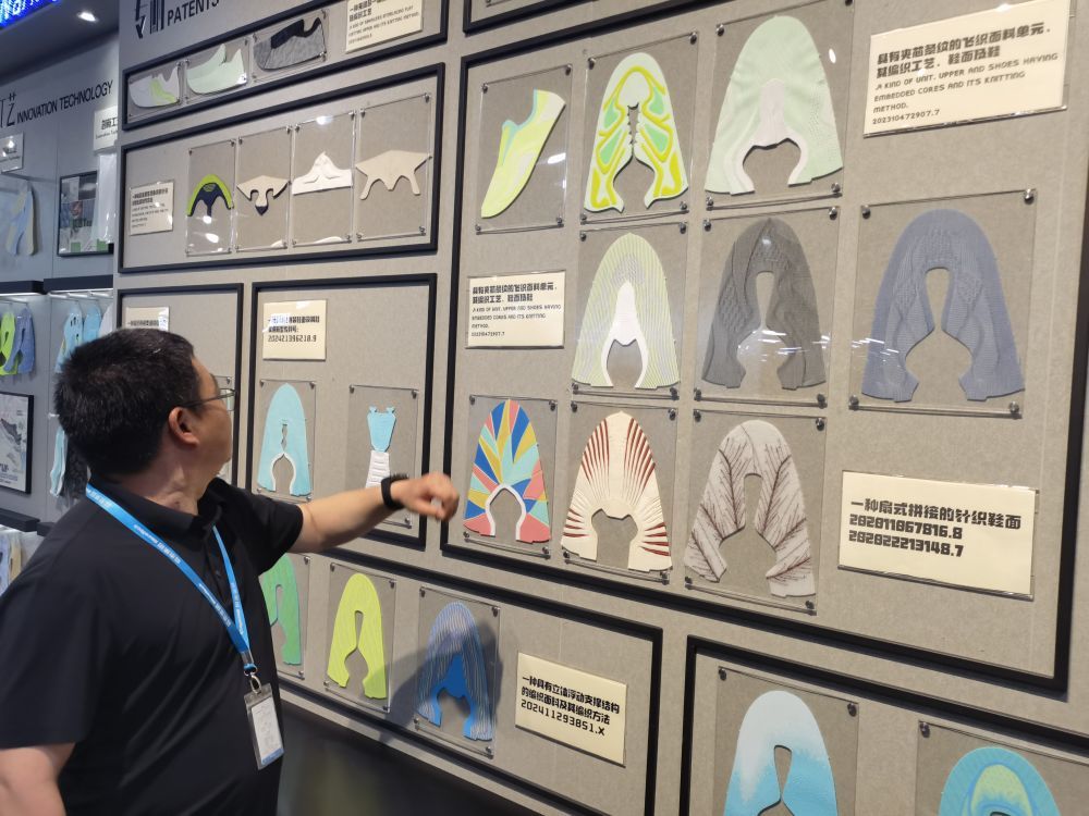 图为信泰(福建)科技有限公司的飞织技术鞋面产品。新华社记者秦宏 摄