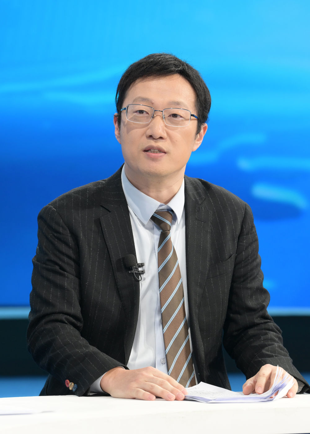 黑龙江省文化和旅游厅副厅长齐斌在第十二期“中国经济圆桌会”录制现场交流发言。新华社记者 李贺 摄