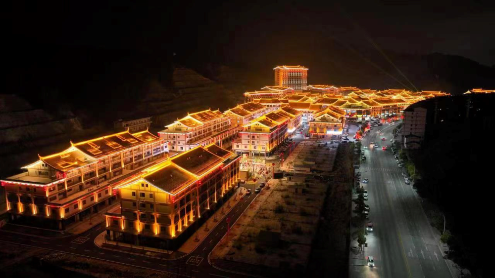 夜幕下的中国茶具城。新华社发