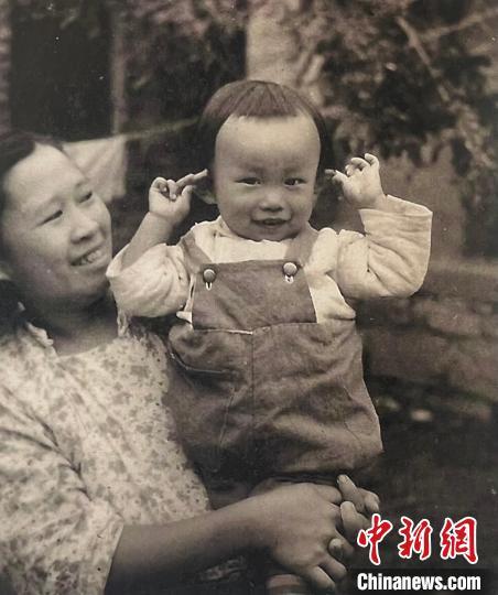 母亲抱着林天民“揪耳朵”的抓拍照。　受访者供图