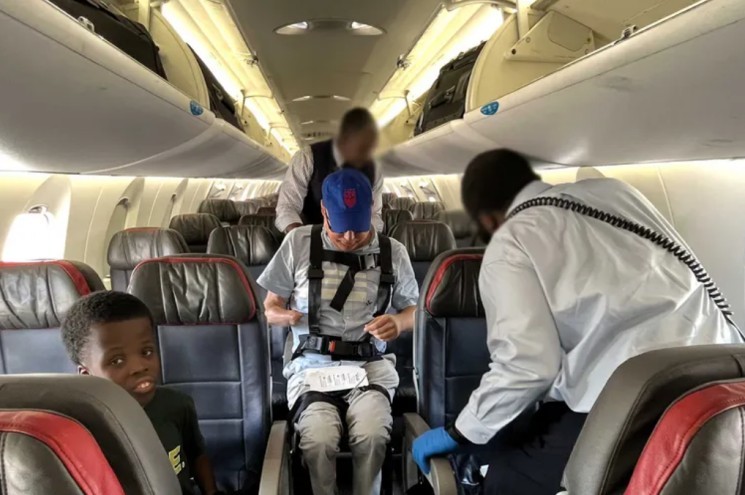 飞机客舱内需要使用专用的窄轮椅