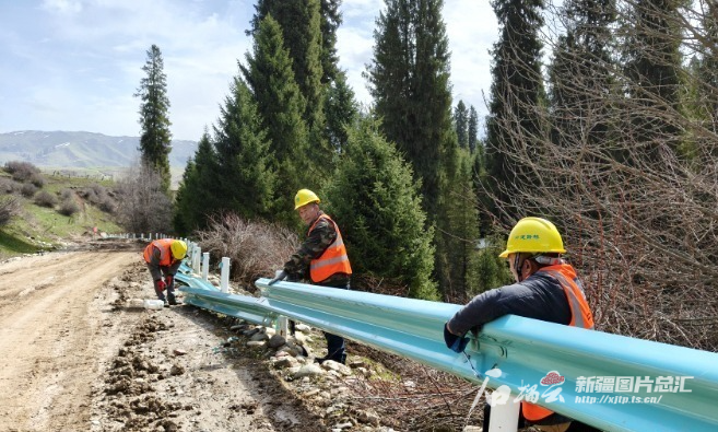 4月以来，S345线库尔德宁—恰西—塔里木—喀拉峻公路工程项目全面启动施工，图为工人们正在进行护栏拆除工作。伊犁融媒体中心供图