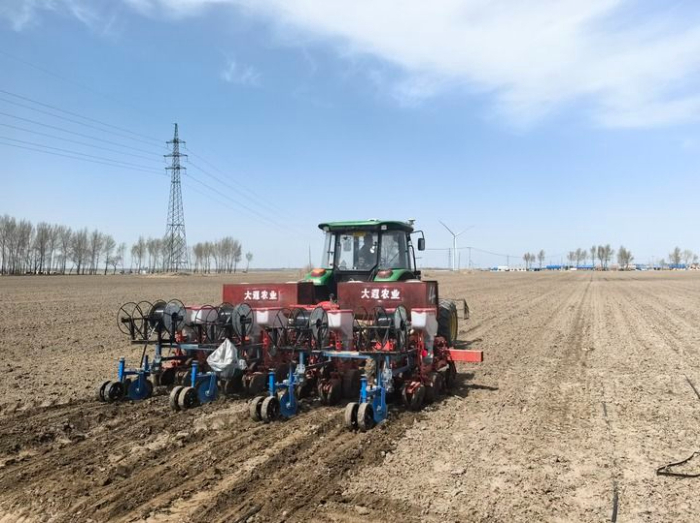 在吉林省松原市乾安县大遐畜牧场，播种机在黑土地上播种（2025年4月23日摄）。新华社记者孙鹏程摄