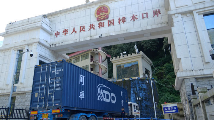 从尼泊尔过来的货车通过位于西藏日喀则市聂拉木县的樟木口岸友谊大桥（2024年8月30日摄）。新华社记者 邱星翔 摄