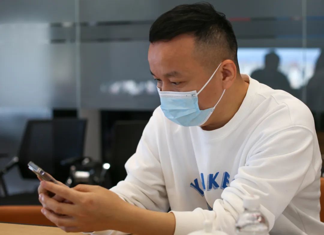上官正义很多时候要盯着手机看线索