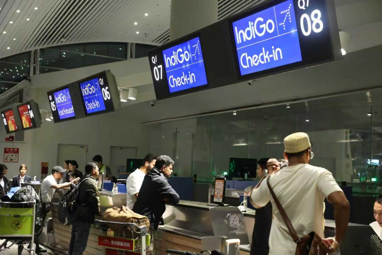 (10月27日 靛蓝航空“广州—加尔各答”复航首班旅客在广州白云机场值机,受访者供图)