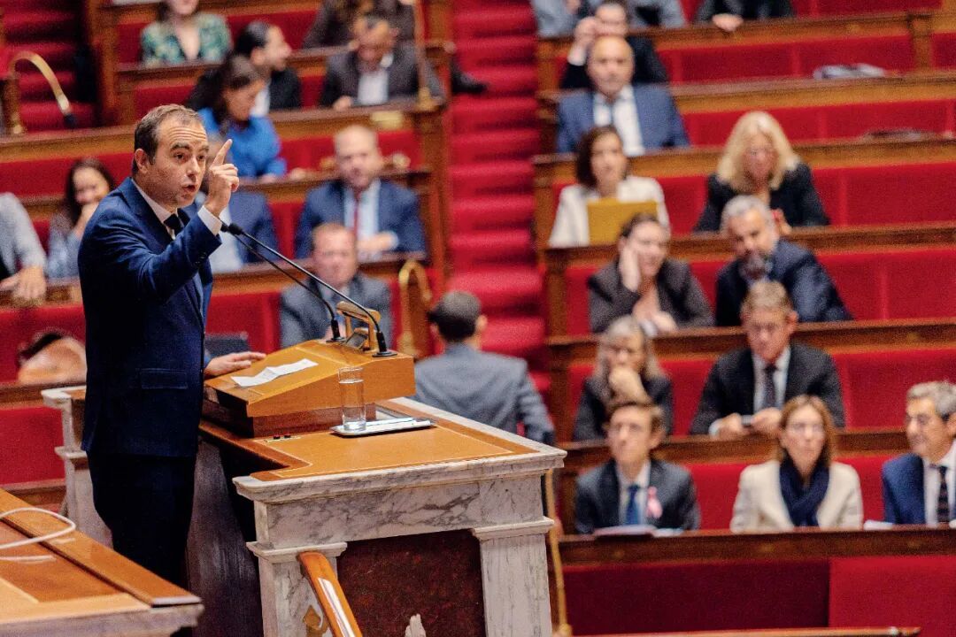 10月16日,法国总理勒科尔尼在不信任动议投票前的辩论环节发言。当日,法国国民议会对两项针对政府的不信任动议进行了投票,动议最终都未获通过,政府未被议会推翻。图/视觉中国