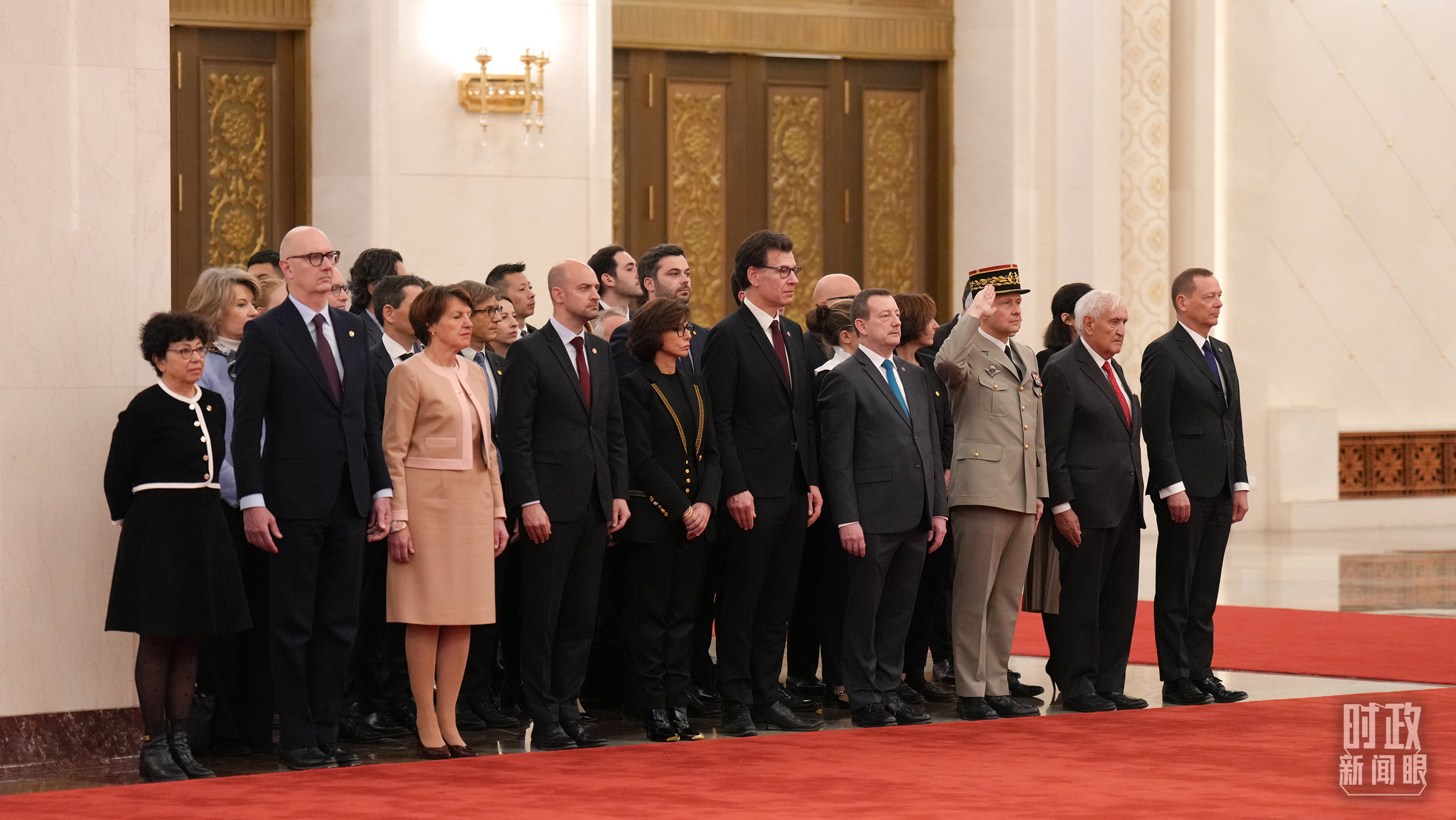 △欢迎仪式上的法方代表团。(总台记者李晋拍摄)