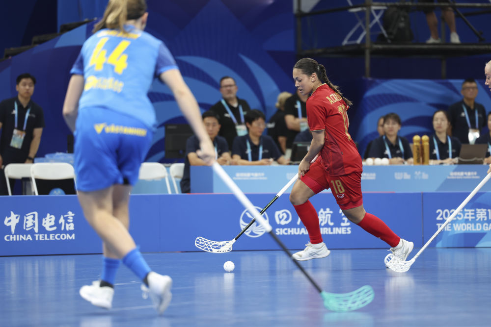 ↑ 泰国队球员卡尔布姆（右）在比赛中进攻。新华社记者 张丽芸 摄