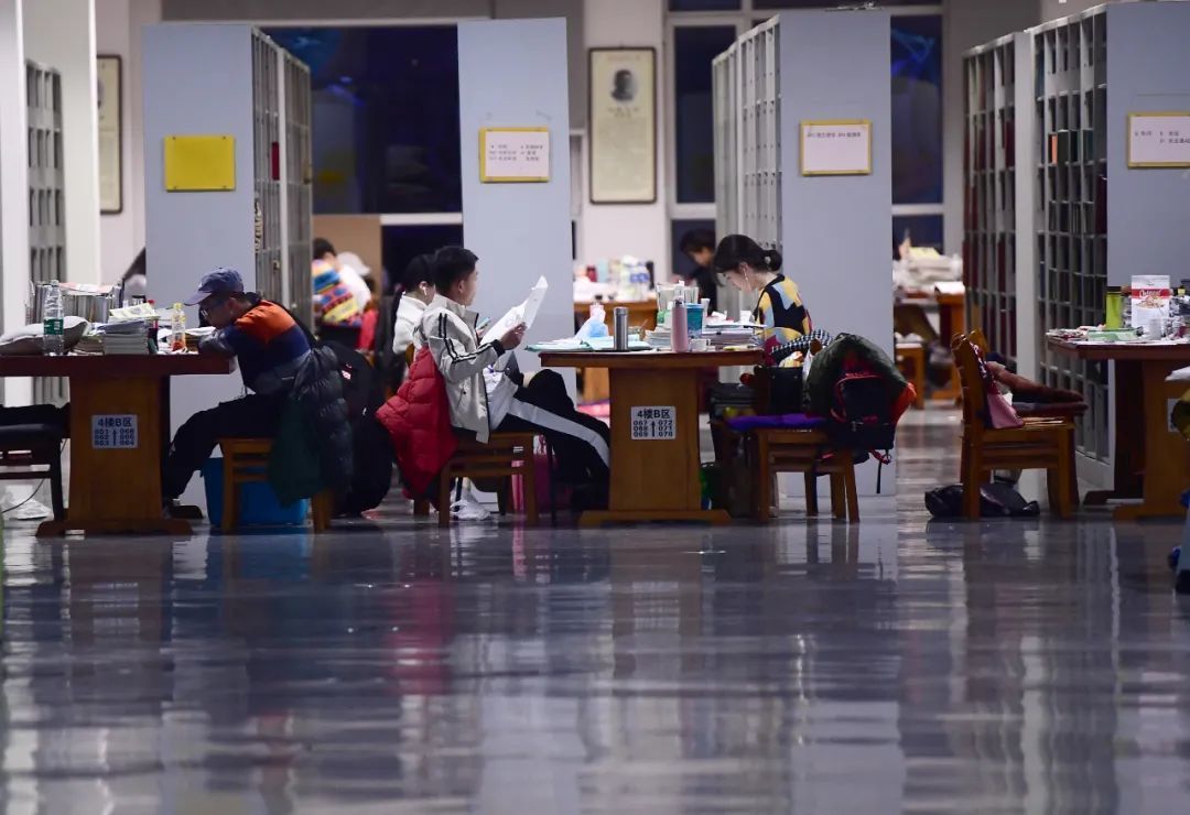 沈阳一高校的图书馆内,学生们挑灯夜读。
