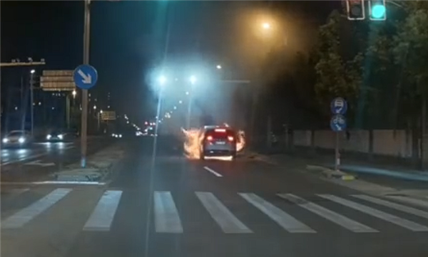 理想MEGA没有碰撞突然自燃！是宁德时代电池的问题吗 如何保证电池不起火 