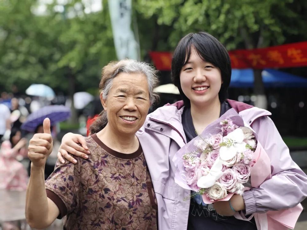 女儿跨出高考的考场，外婆上前迎接。外公在半年前离世，临走前对我说，你这下可以安心搞孩子高考了！可惜外公没有等到这一刻。@心兰