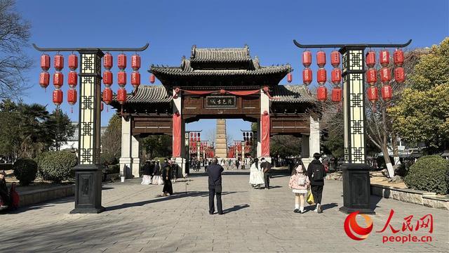 洛邑古城正門。人民網(wǎng)記者 游天燚攝