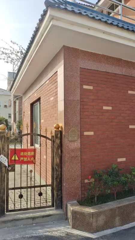 1号楼门口张贴着“危房”警示语。