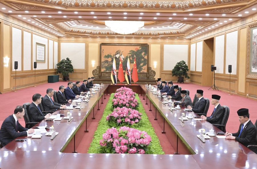 2月6日上午，国家主席习近平在北京人民大会堂同来华进行国事访问的文莱苏丹哈桑纳尔举行会谈。