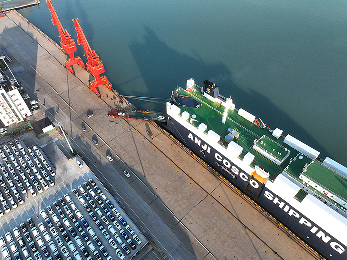 2023年12月2日,在江苏连云港港东方港务分公司码头,滚装轮停靠在59泊位装载汽车出口墨西哥。 视觉中国