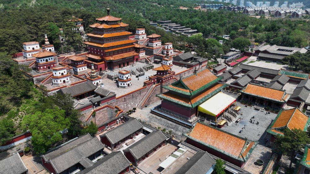 2025年5月20日拍攝的承德普寧寺（無人機(jī)照片）。普寧寺是避暑山莊外八廟之一,，前半部建筑為漢式,、后半部為藏式，漢藏合璧,、有機(jī)融合,，寓意四海之內(nèi)“安其居、樂其業(yè),、永永普寧”,。