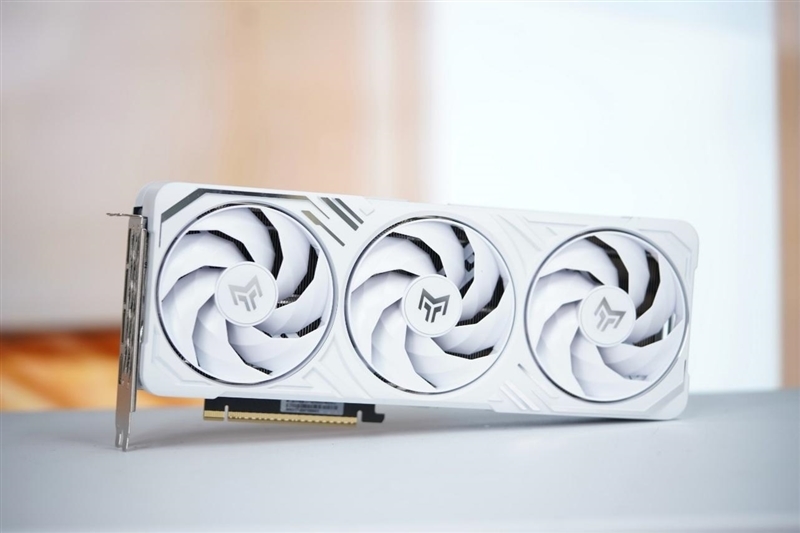 影驰RTX 5070 Ti金属大师白金版OC评测:全新设计 颜值也追上性能和做工