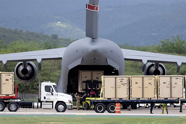 10月27日，波多黎各梅塞迪塔国际机场，一架C-17运输机在装卸货物 路透社