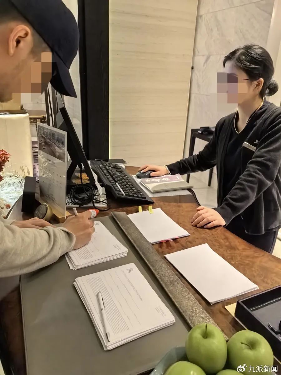 图为静安瑞吉前台,工作人员告诉记者,他们在工作中已发现多次消费者登记的是虚假信息。