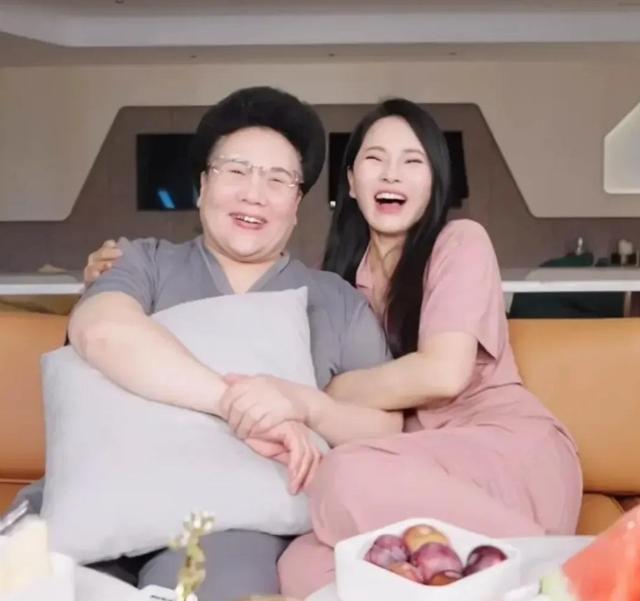 57岁伊能静英国被偶遇!五一带婆婆女儿度假,素颜皮肤好未见秦昊